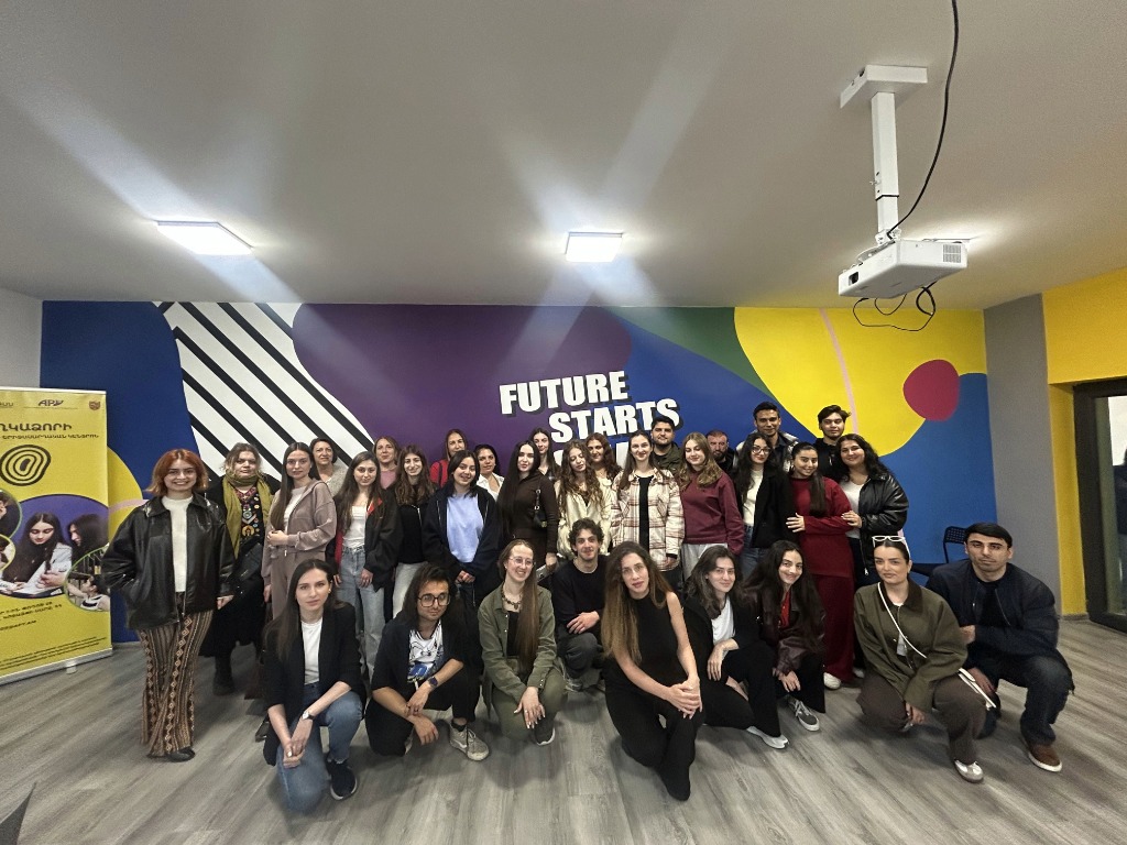 Full group photo of participants